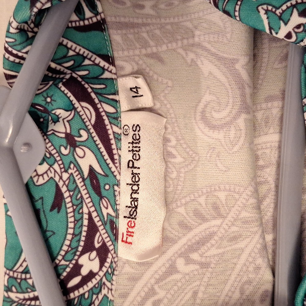 Button down patterned blouse. - Picture 2 of 2